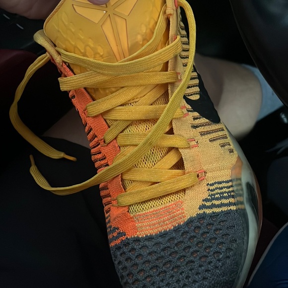 Best show! Kobe 10s size 10 hood condition - Picture 4 of 4